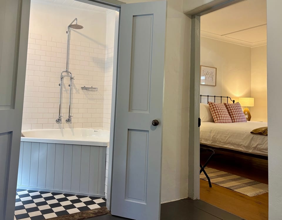 Image of the bathroom from the bedroom in the Kavel cottage.