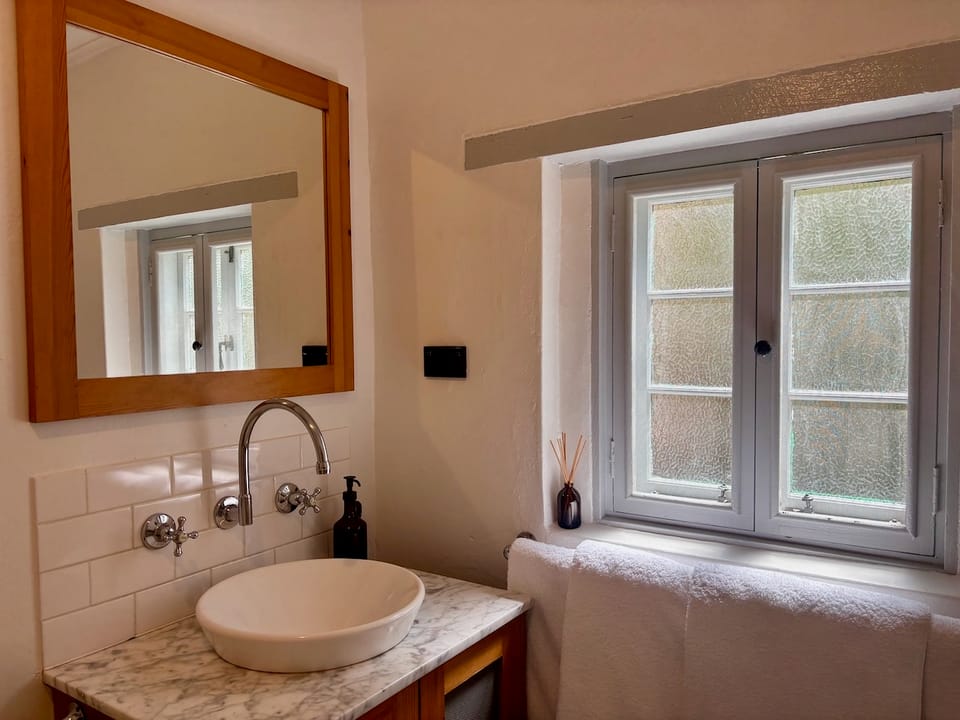 Image of the sink in the bathroom in the Kavel cottage.