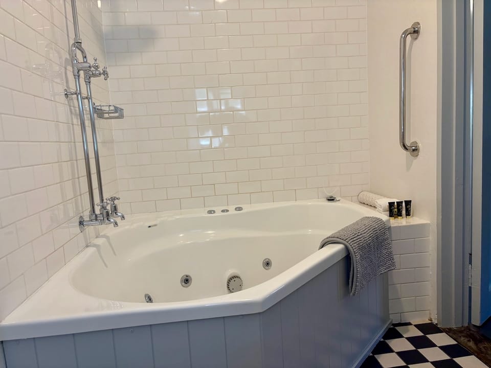 Image of the spa in the bathroom in the Kavel cottage.