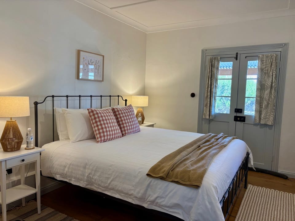Image of the side of the bedroom in the Kavel cottage.