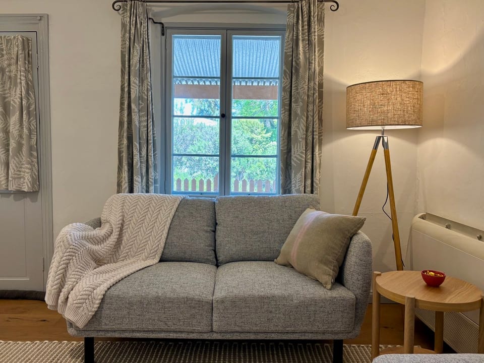 Image of the couch in the living room in the Kavel cottage.