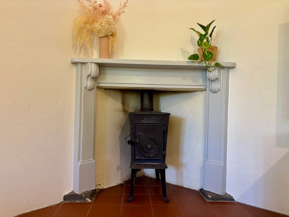 Image of the fireplace in the living room in the Kavel cottage.