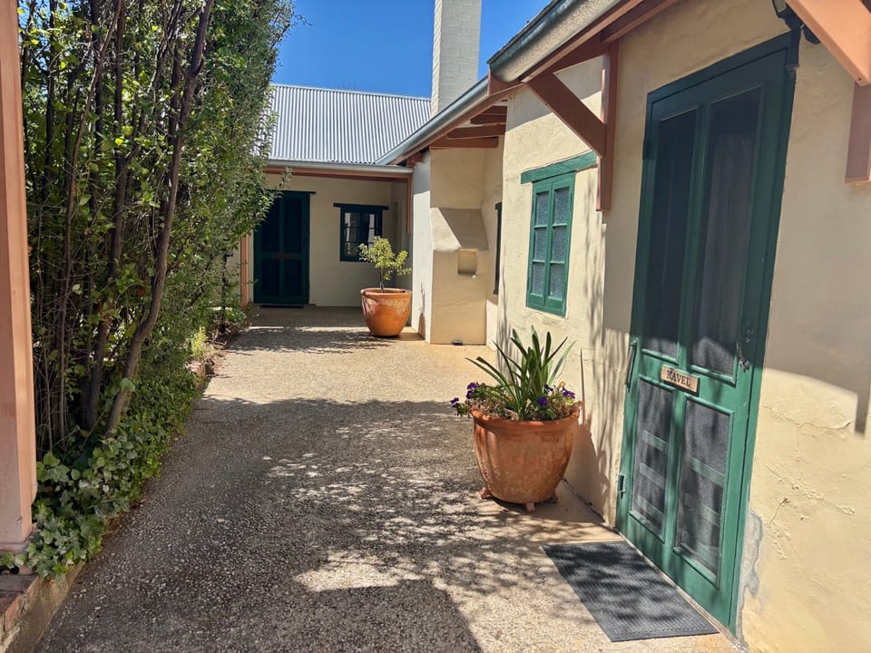 Image of the courtyard outside the Kavel cottage.