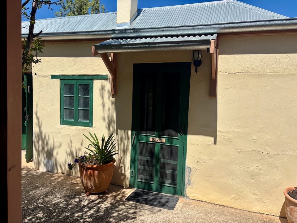 Image of the outside door in the Kavel cottage.