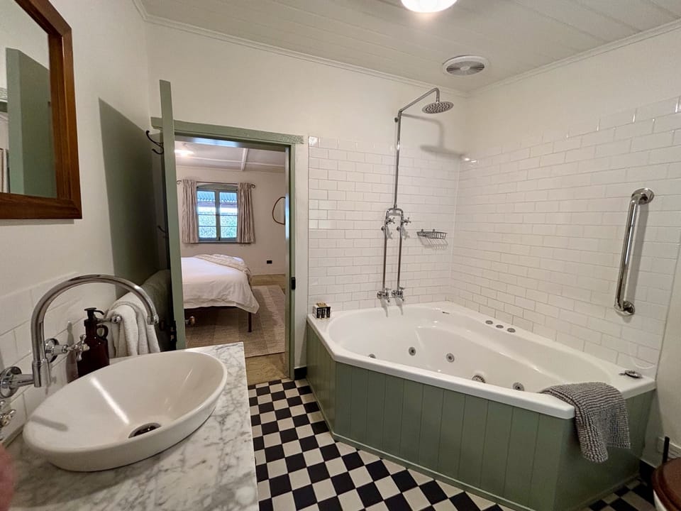 Image of the main bathroom in the Menge cottage.