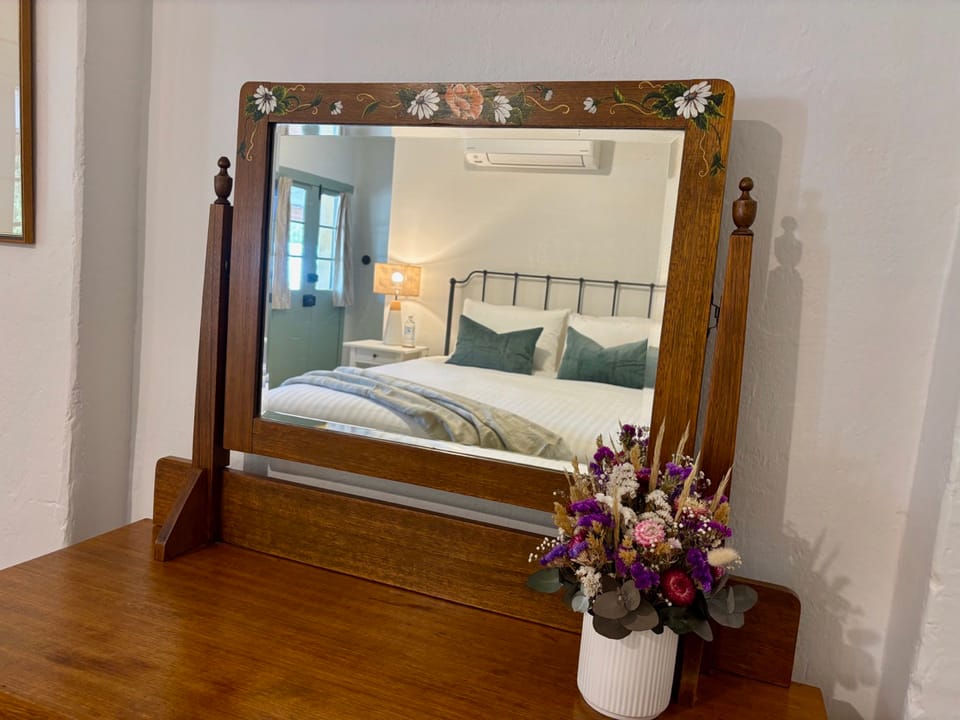 Image of the mirror in the bedroom in the Menge cottage.